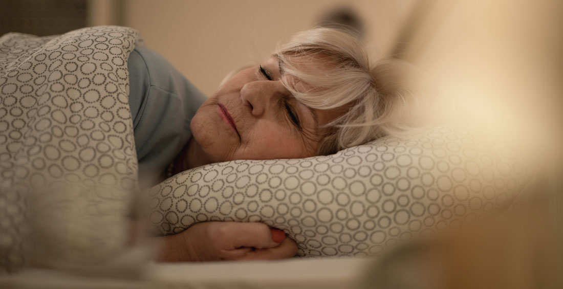 Mulher a dormir com cabeça na almofada
